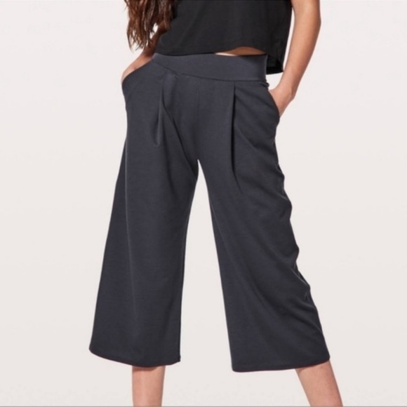 EUC - Lululemon - Can you feel the pleat pants - size 4 - dark charcoal color - Picture 3 of 9